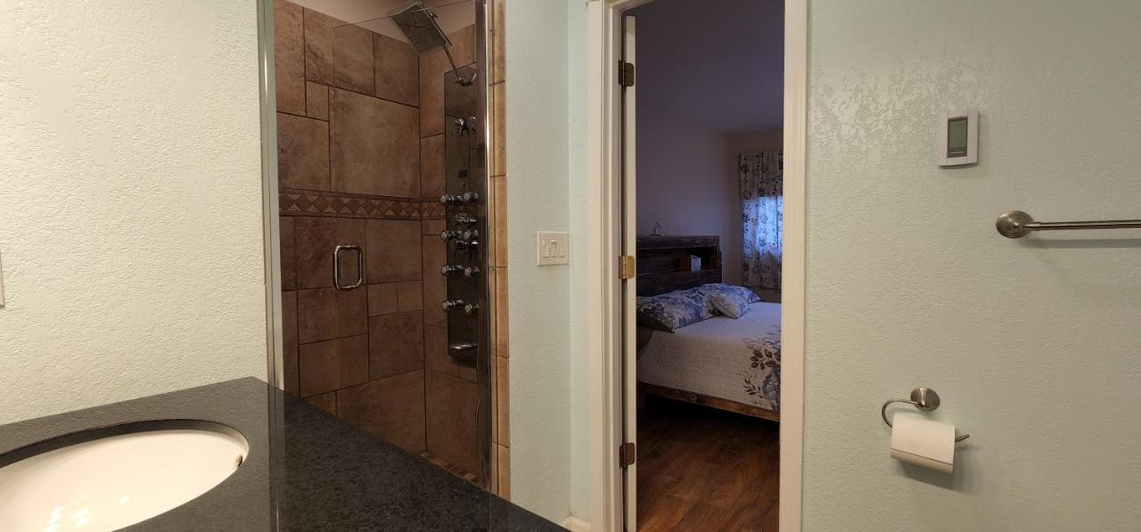 Trinity Escapes - Two Bedroom Two Bathroom Full Apartment Near Airport แองเคอเรจ ภายนอก รูปภาพ